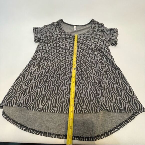 V. Cute Lularoe shirt dips in back modest black and white pattern size Large - Picture 6 of 7